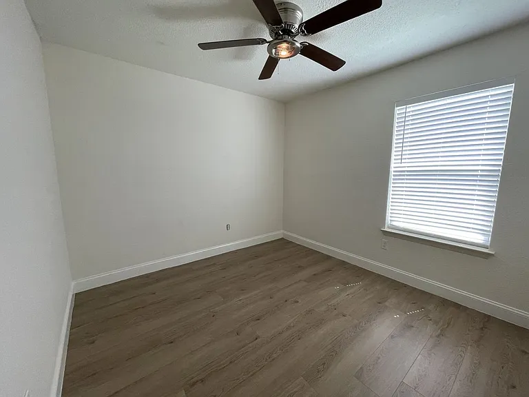 204 Hosack St — Photo 6