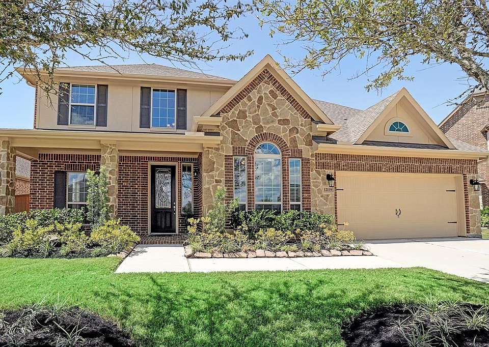 Gorgeous home located on a generous sized lot. The front elevation is eye-catching and has lots of curb appeal. Plus, there is a covered patio at the front for those mornings and evenings when a cool drink or coffee starter for the day is needed.
