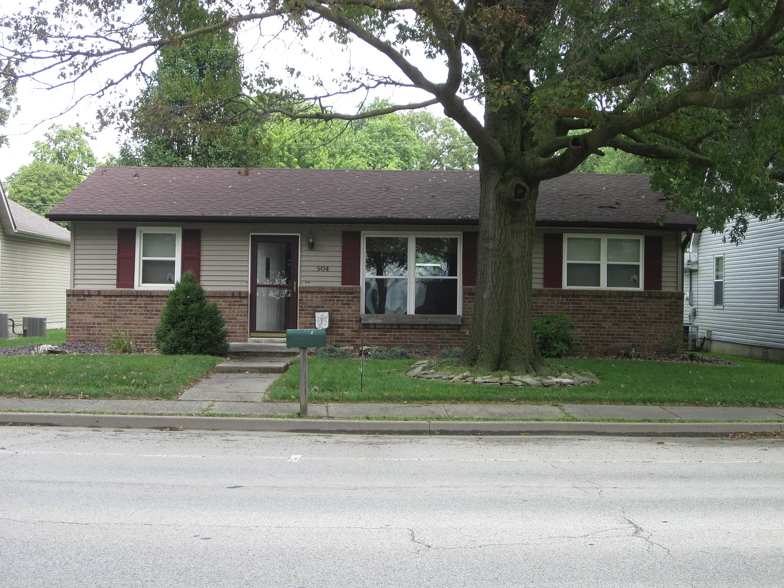 904 E Hanover St photo 1