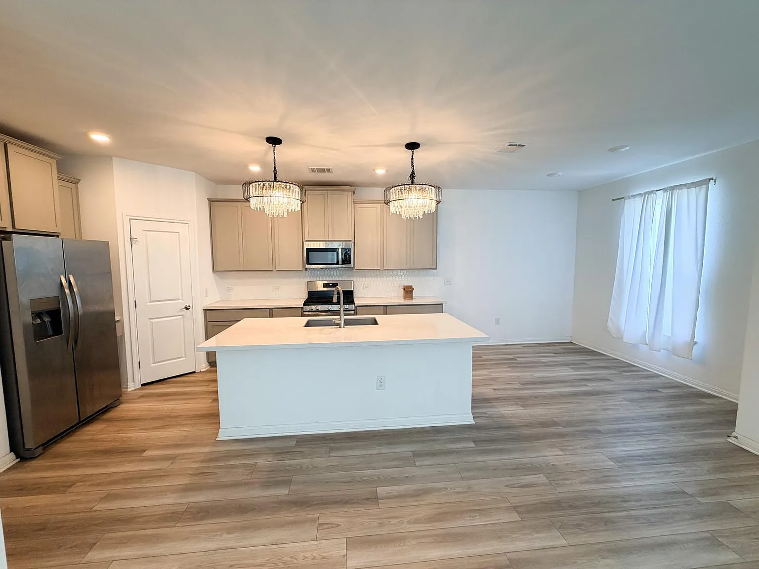 3 bed, 2.5 bath, 1518 sqft, $2,300 — Photo 2