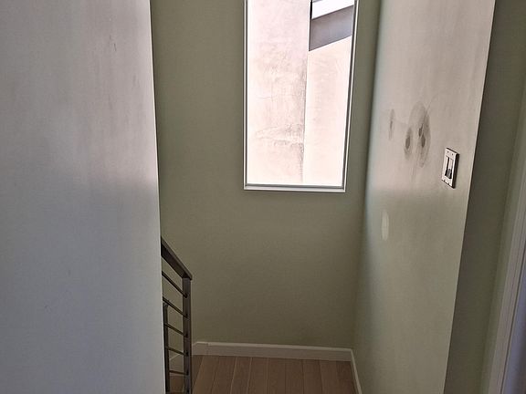 3rd image of 618 Narcissus Ave