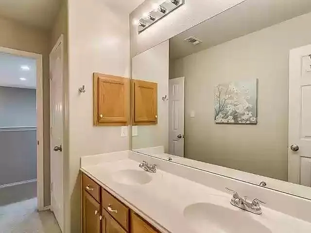 Another view of the full bath upstairs