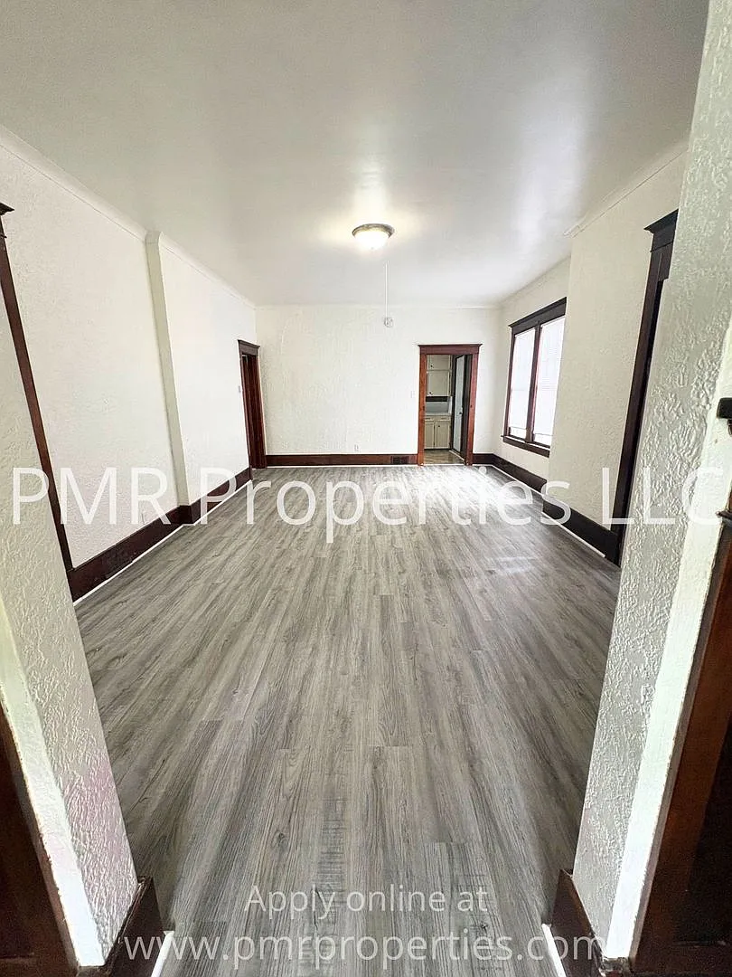 3 Bedrooms / 1 Bathroom House — Photo 2