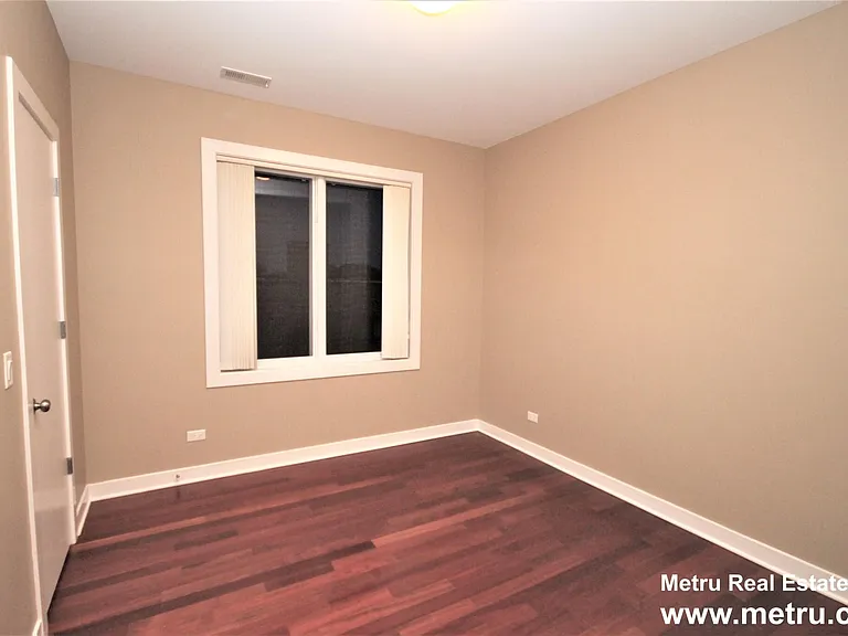 2358 W School St #4W — Photo 9