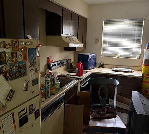 4th image of 1948 Chaucer Dr APT A