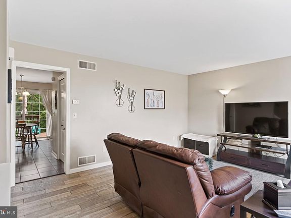5th image of 580 Benton Ct