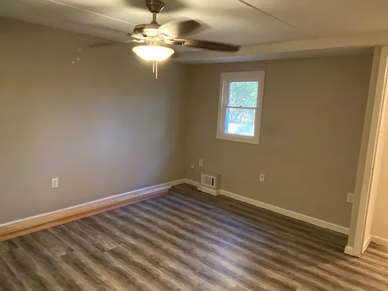 20 Village Pl — Photo 3