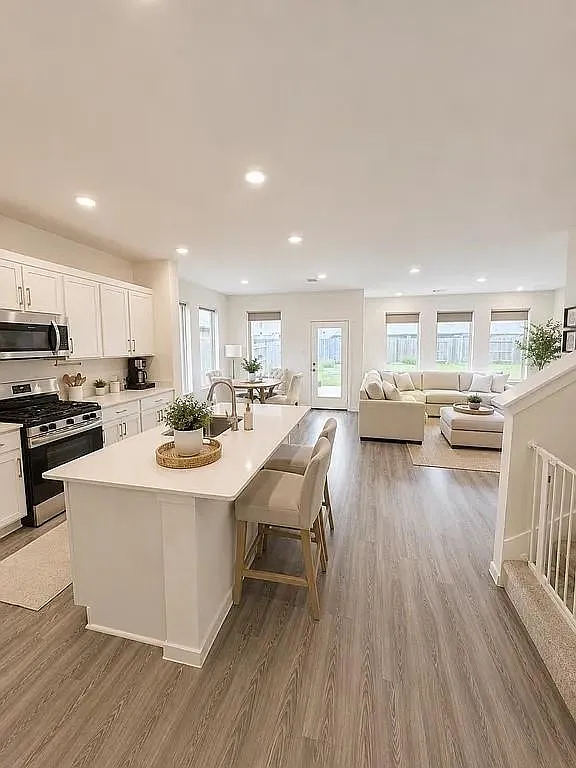 4 bed, 2.5 bath, 2312 sqft, $3,350 — Photo 3