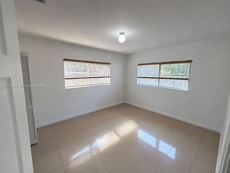 21011 NE 25th Ct — Photo 7
