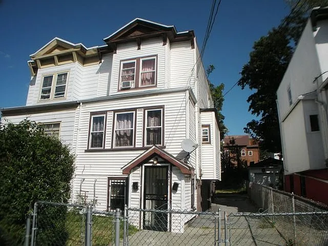 227 S 11th Ave photo 1