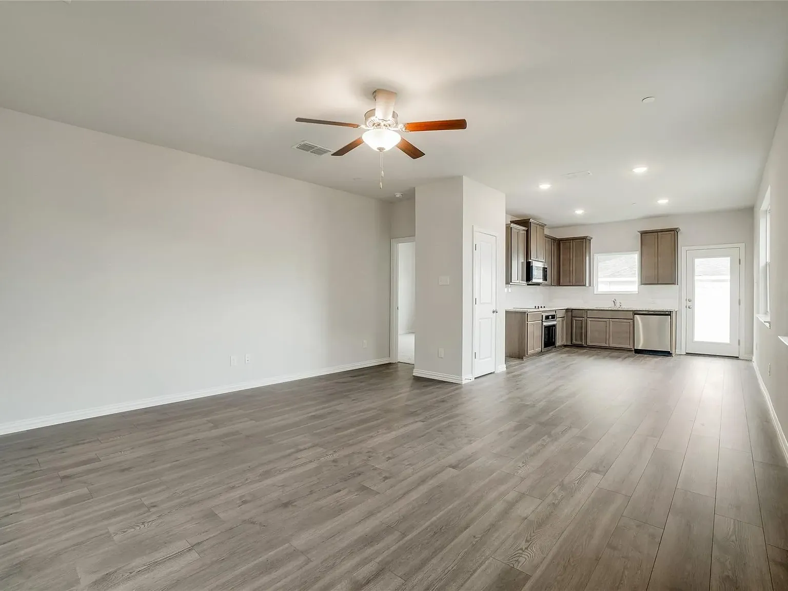 4 bed, 2097 sqft, $2,800 — Photo 4