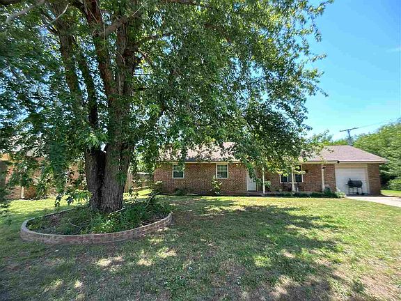 2nd image of 811 Oakwood Ln