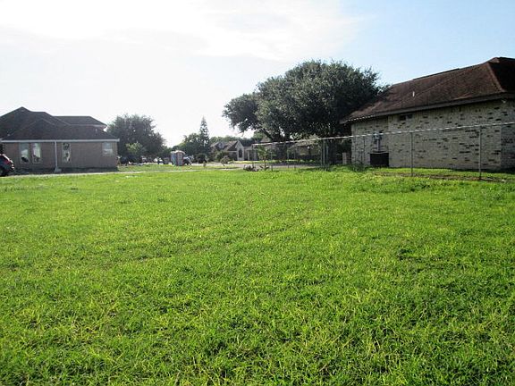 3rd image of 301 Washingtonia Palm Ave