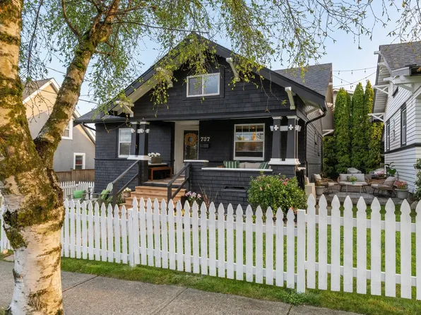 745 Saint Andrews Ave #737, North Vancouver, BC V7L 3L1