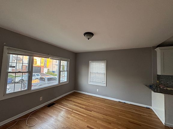 4th image of 218 Monroe Ave