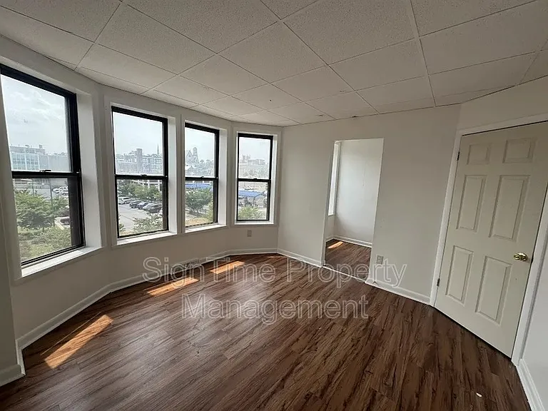 112 W Franklin St #4 — Photo 6