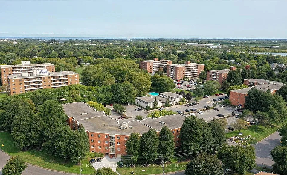 49 Leaside Dr #303