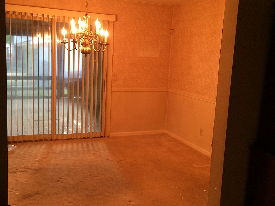Dining room and screened por