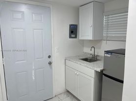760 NE 168th St, Miami, FL