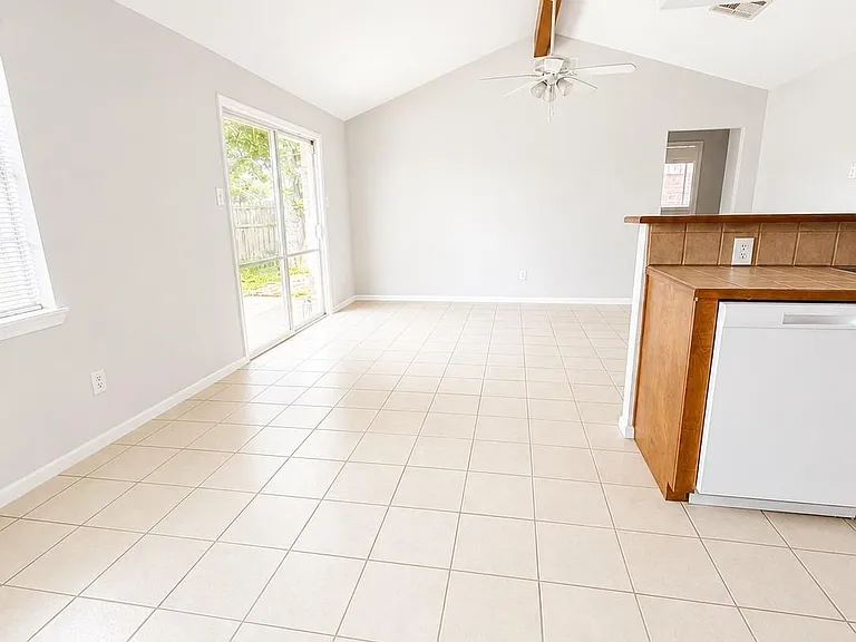 4006 Dalmatian Dr — Photo 8