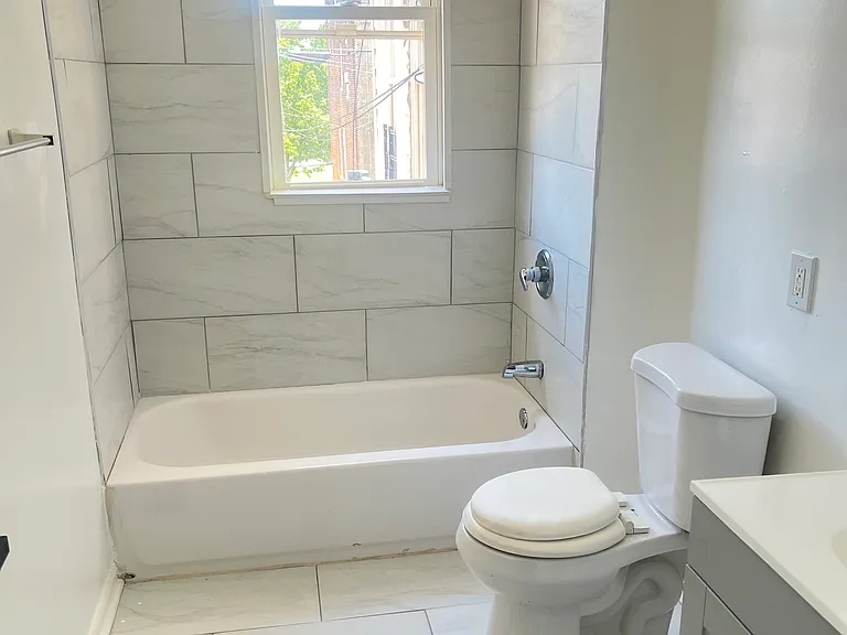 Second bathroom with tub