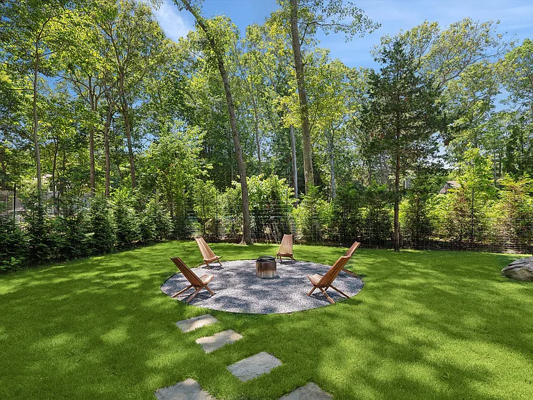 15 Tyrone Dr — Photo 5