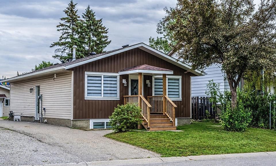 1st image of 48 W Doverglen Cres SE