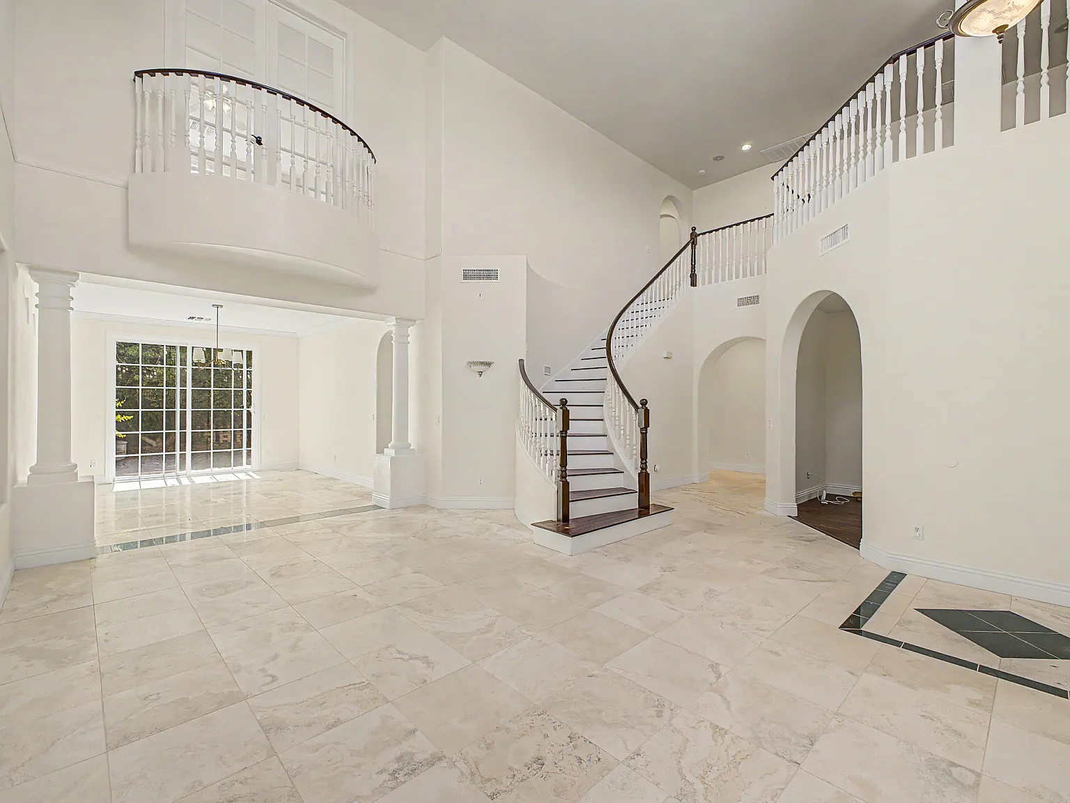 5 bed, 4.5 bath, 3989 sqft, $4,000 — Photo 3