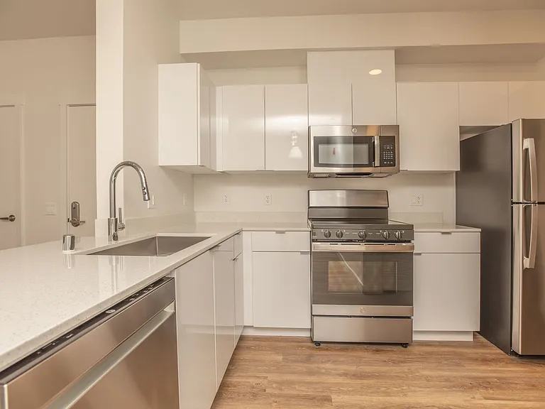 Mossdale Landing - Brand New Apartment Homes — Photo 16