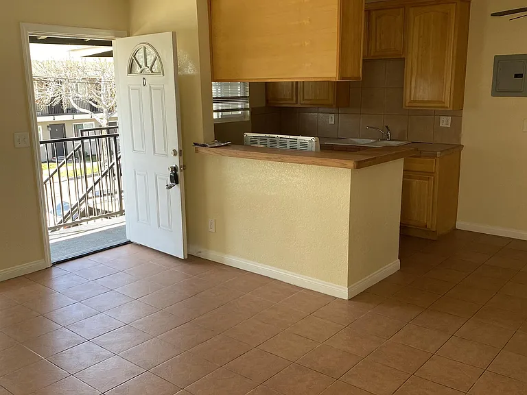 132 E Bay St #D — Photo 3