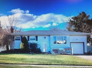 4 Comanche Ln, Commack, NY 11725