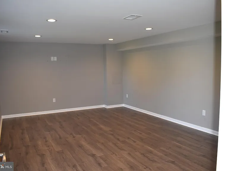 2174 E Greenleaf Dr — Photo 29