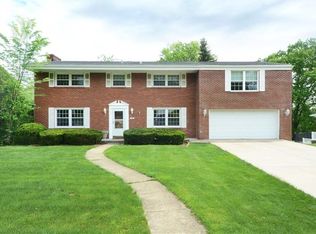 135 Meadowbrook Dr, Coraopolis, PA 15108