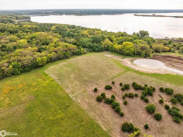 398 Lakeview Dr, Melrose, IA 52569