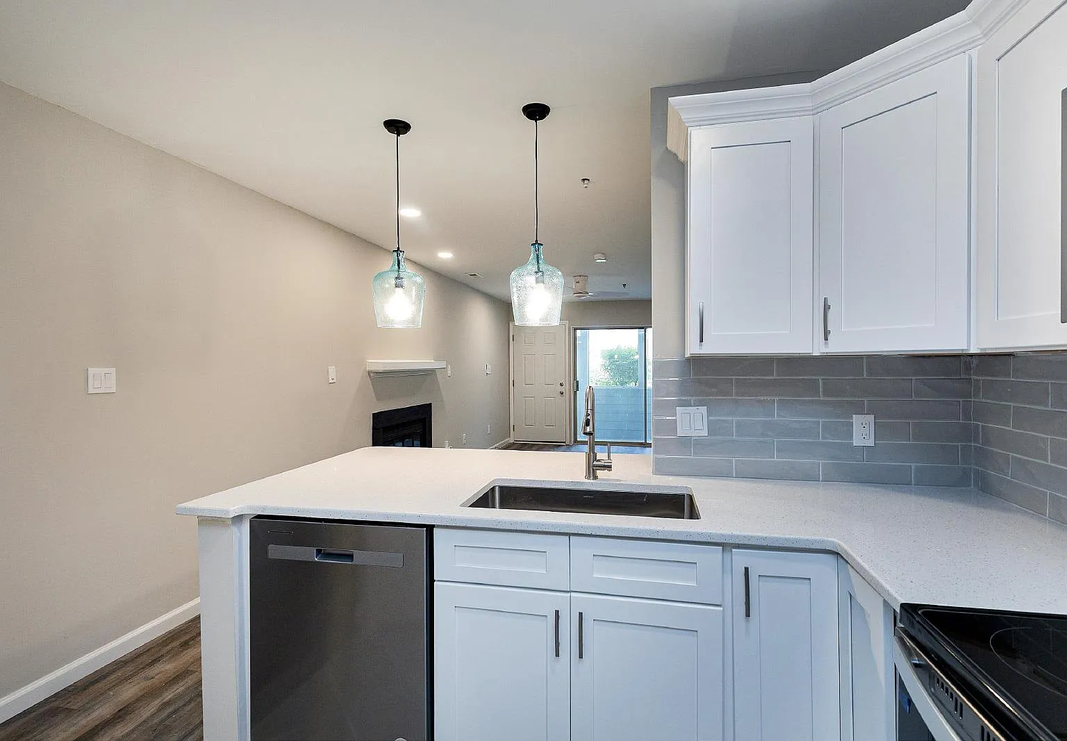 2 bed, 2.0 bath, 1090 sqft, $1,400 — Photo 2