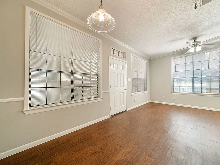 2300 Leon St #101 — Photo 10