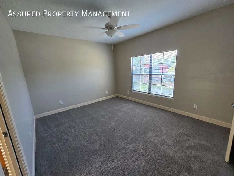 112 E Esther St — Photo 14