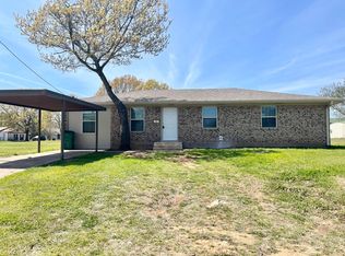 413 S Clay St, Henrietta, TX 76365
