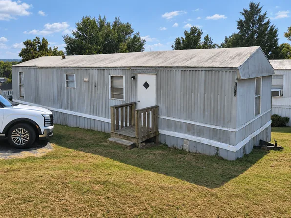 100 Gaither Dr, Columbia, TN
