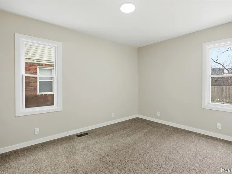 14615-14617 Winthrop St — Photo 24