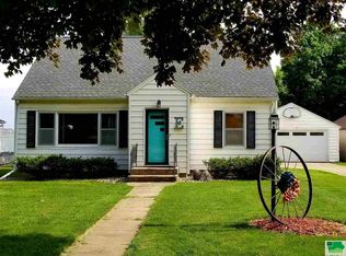 1506 1st St, Hull, IA 51239