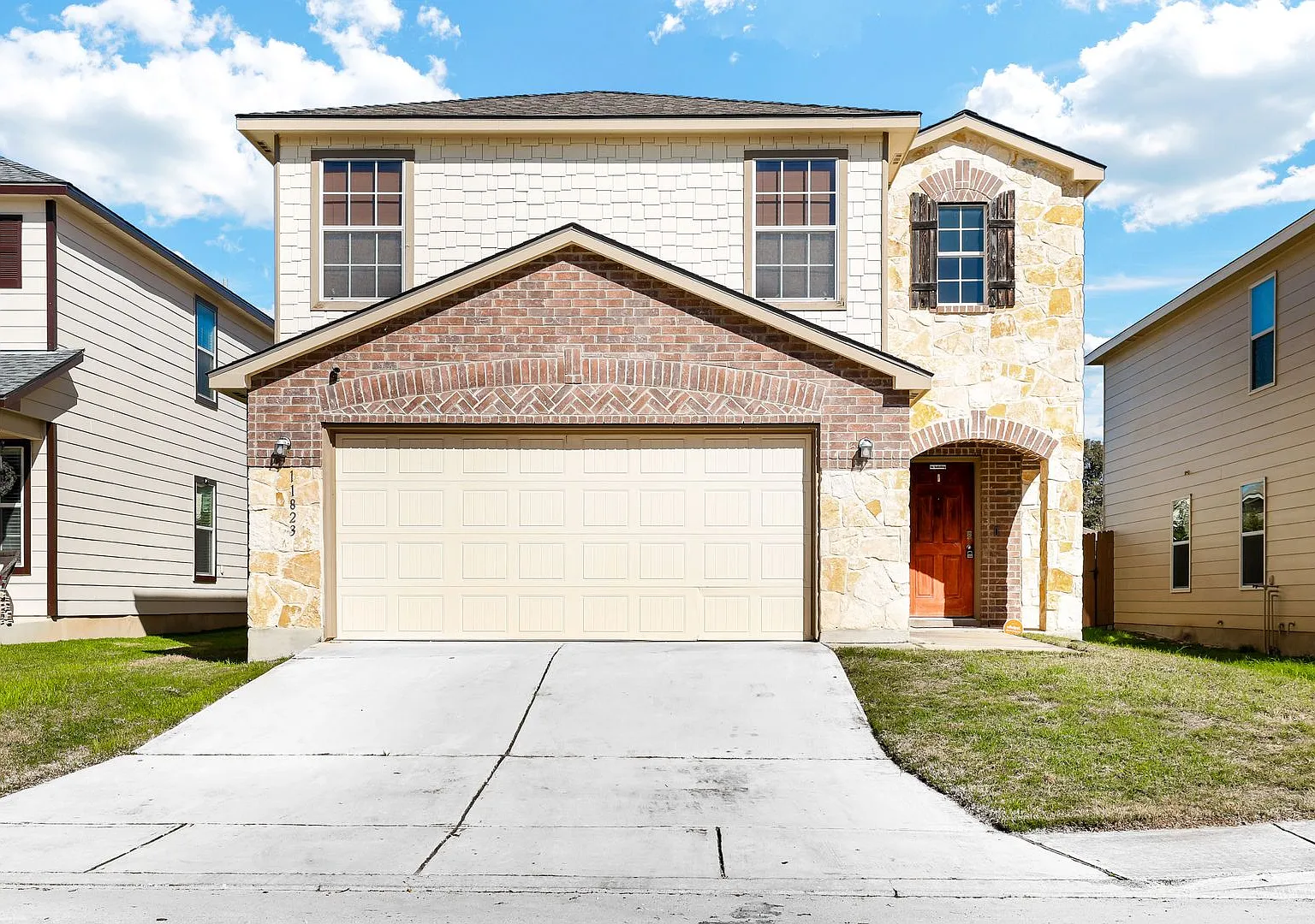 Move-In Special: One Week Free Silver Oaks 4 Bedroom With Covered Patio & Large Living Space — Photo 1