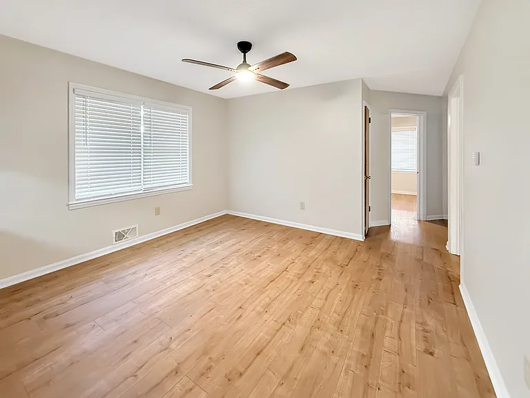 1595 Tulip Ln — Photo 3