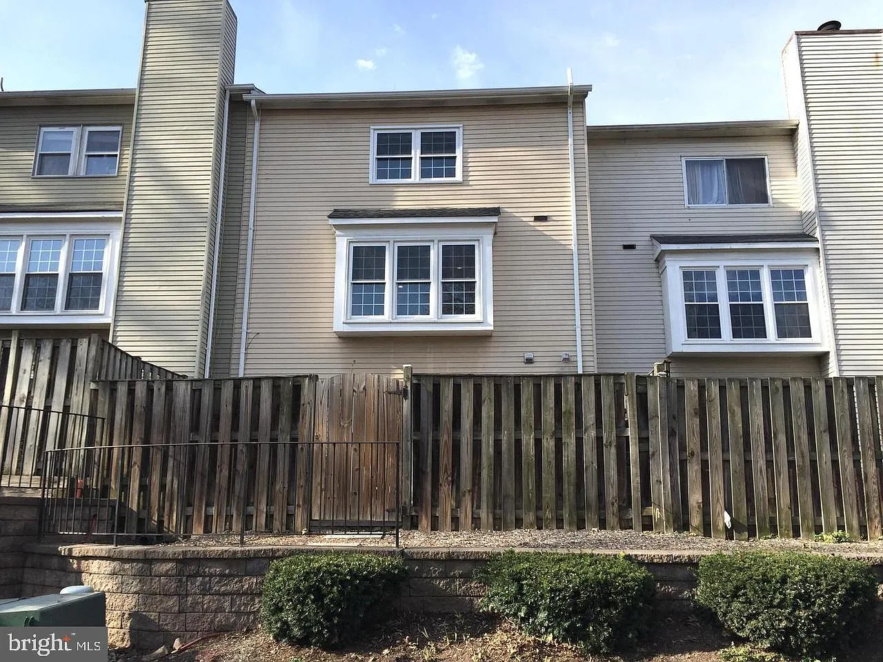 3 bed, 3.5 bath, 2060 sqft, $3,300 — Photo 2