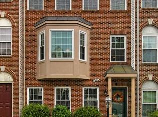 8842 Royal Doulton Ln, Fairfax, VA 22031