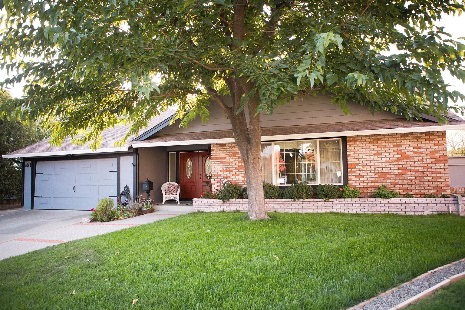 1011 Geneva St photo 1