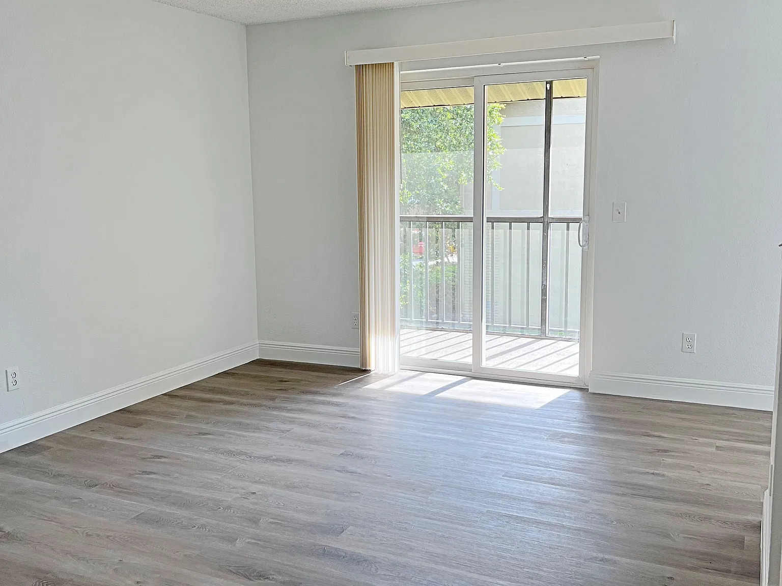 2 bed, 905 sqft, $1,590 — Photo 2