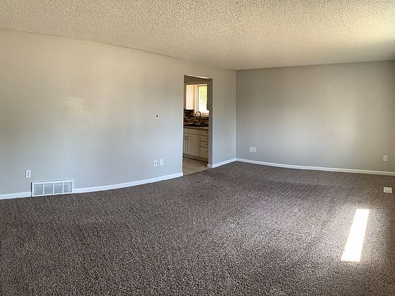 3rd image of 3326 W Francis Ave