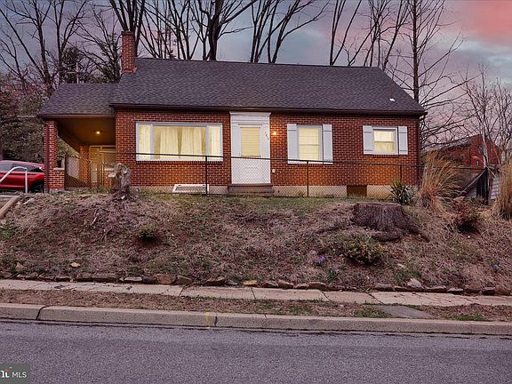 2nd image of 1815 Holly Rd