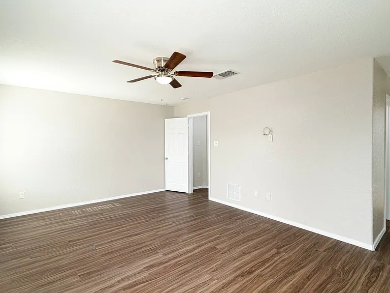 910 Trilby — Photo 18